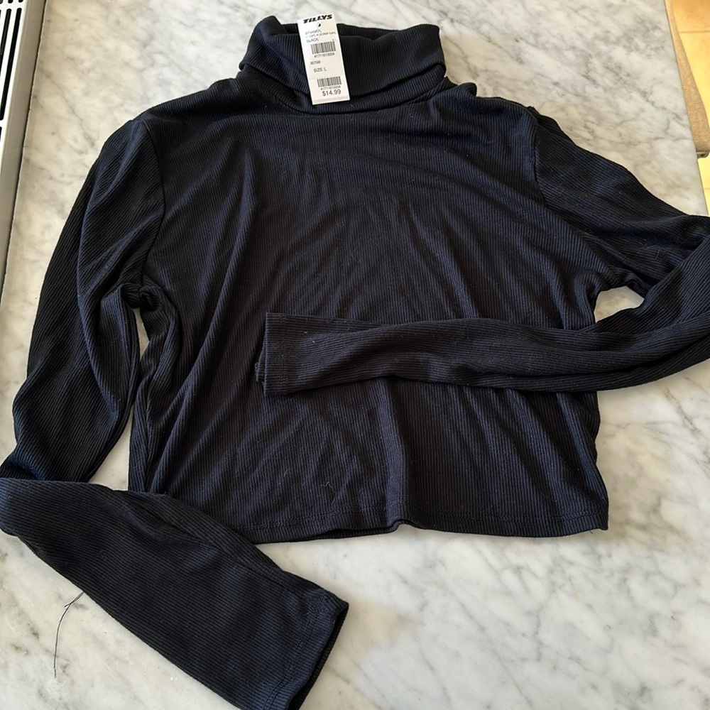 Tilly’s Crop Turtleneck Top. Size large. NWT. Fits Small/Medium.